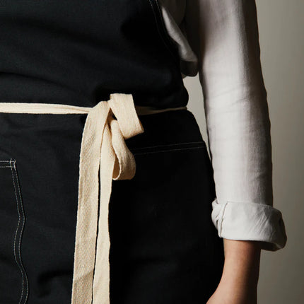 Vinga Sovano Atelier apron made from recycled cotton, stylish and eco-friendly for home and kitchen use.