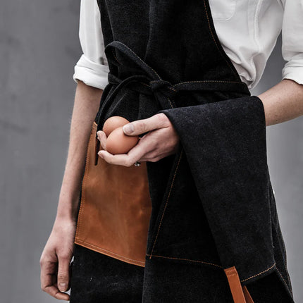 Vinga Stonewashed Canvas Apron Asado with adjustable neck strap and front pocket, ideal for home cooking and grilling.