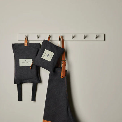Vinga Stonewashed Canvas Apron Asado with adjustable neck strap and front pockets for grilling or cooking at home.