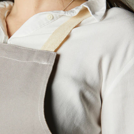 Vinga Sovano Atelier apron made from recycled cotton, featuring a stylish design perfect for home and living use.