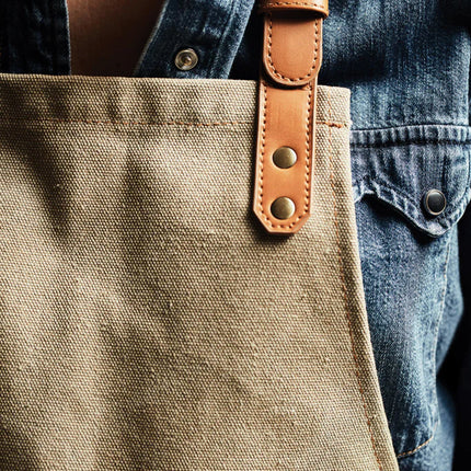 Vinga Stonewashed Canvas Apron Asado with adjustable neck strap and multiple pockets, ideal for grilling and home cooking.
