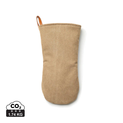 Vinga Asado Collection padded cotton canvas oven mitt with quilted design, heat-resistant kitchen accessory for safe handling.