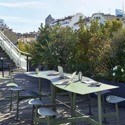 Fermob Bolder 3-seater square outdoor bar stool with integrated seating and modern metal design for outdoor spaces.