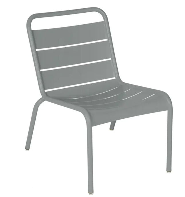  metal outdoor furniture perfect for patio or restaurant seating.