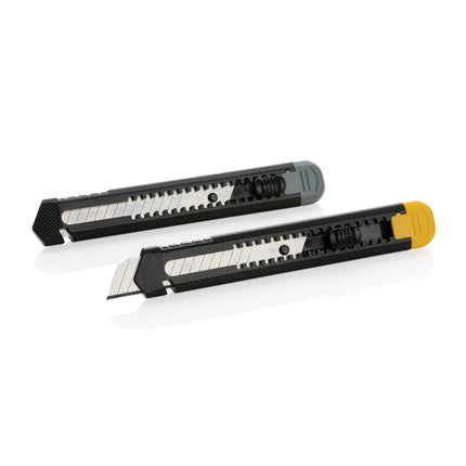  with a plastic handle and snap-off blades.