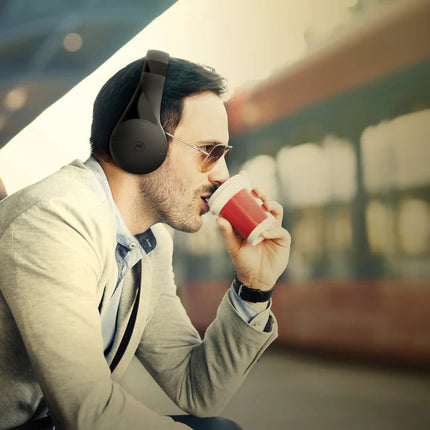 Motorola MOTO XT500 wireless over-ear headphones with cushioned ear cups and adjustable headband