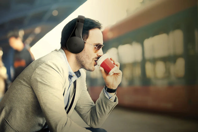 Motorola MOTO XT500 wireless over-ear headphones with cushioned ear cups and adjustable headband