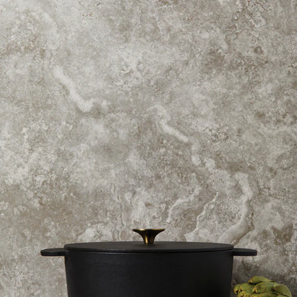 Large Ukiyo cast iron pan for home cooking