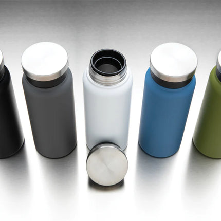  with sleek design and leak-proof lid.