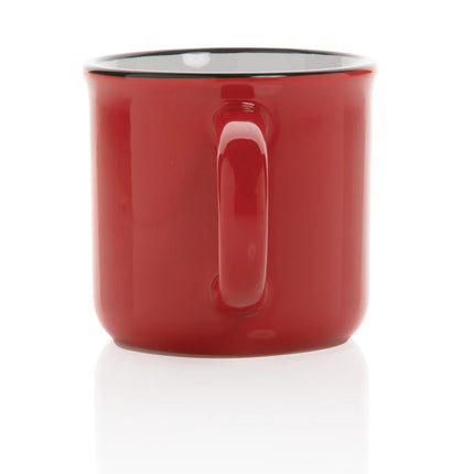  featuring a handle and decorative pattern.