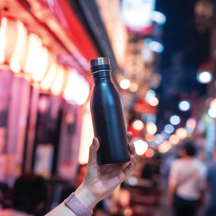  eco-friendly drinkware with sleek design and secure lid.
