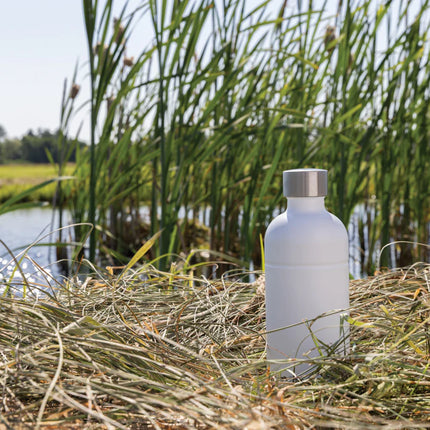  stainless steel drinkware with a sleek design and secure lid.