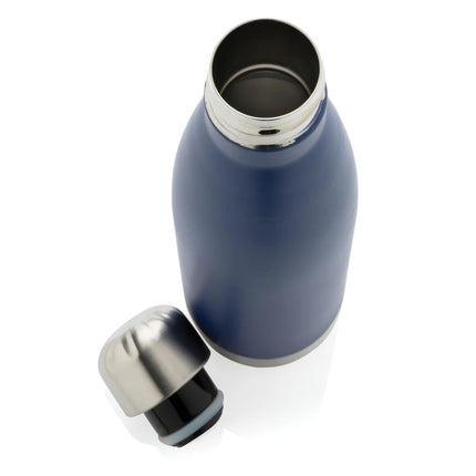  featuring a sleek design and leak-proof lid.