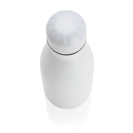  features a sleek drinkware design with a screw-top lid.