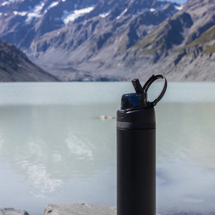  with stainless steel design and secure locking lid for drinkware.