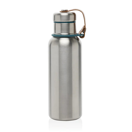  stainless steel drinkware with a sleek design and secure lid.