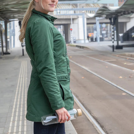  showcasing its stylish headwear design and eco-friendly material.