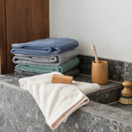 Ukiyo Sakura AWARE™ 500 gsm bath towel 70x140cm in white with pink cherry blossom design
