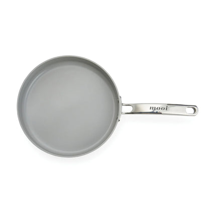 Vinga Alte RCS 25cm recycled aluminium fry pan for home cooking, with a non-stick surface and ergonomic handle.