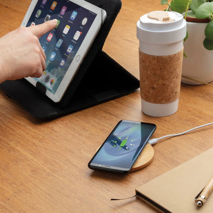 Bamboo 5W round wireless charger - hospitality