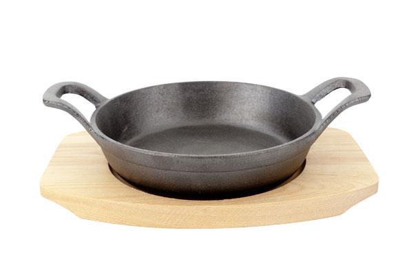 Cast iron dish with a wooden base, 155mm - hospitality