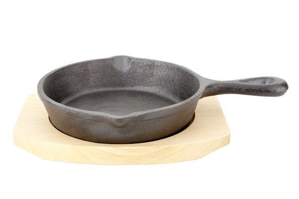 Cast iron pan with a wooden base, 135mm - hospitality