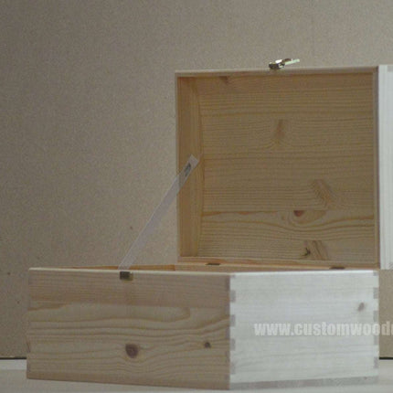 Pine wood chest box with dimensions 32x22x16 cm