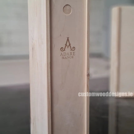 Natural wood gift box with sliding lid and wood wool for one bottle