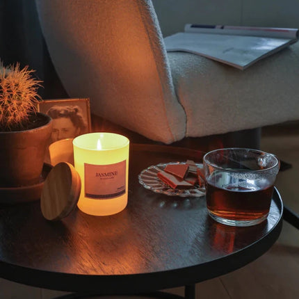 Deluxe scented candle with bamboo lid - hospitality