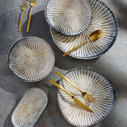 Fine Dine ammonite triangular plate, 190 mm, showcasing unique ammonite pattern and elegant design on a white background.