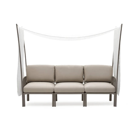Nardi Komodo Ombra 3 sunshade Bianco Velo attached to Komodo sofa backrest