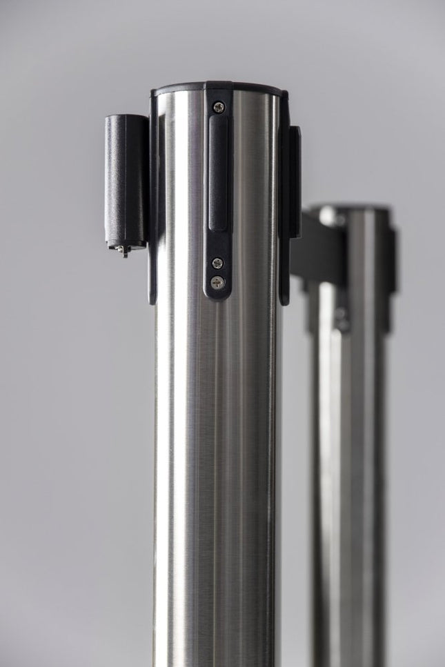 Retractable stainless steel barrier system with 4 poles - hospitality